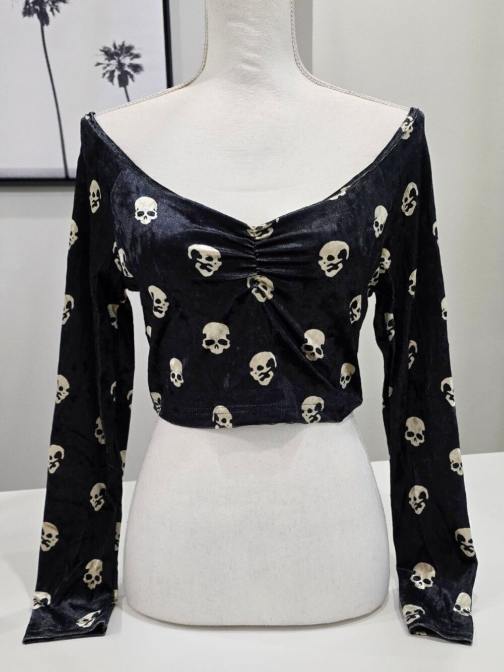 SHEIN ✦ Skull Print Off‑Shoulder Crop Top ✦ Black Velvet Ruched Front Sz M NWT - Picture 2 of 8